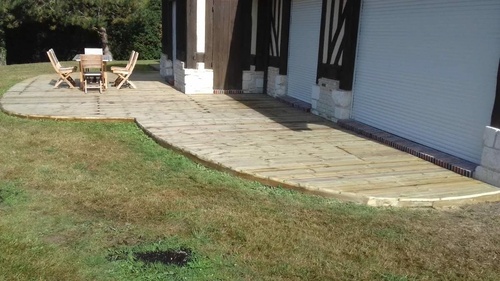Terrasse en bois forme arrondie à Deauville