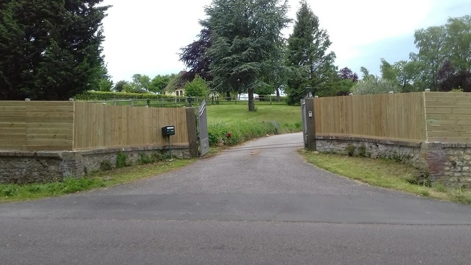 Clôture en bois sur muret à Pont-L'évêque